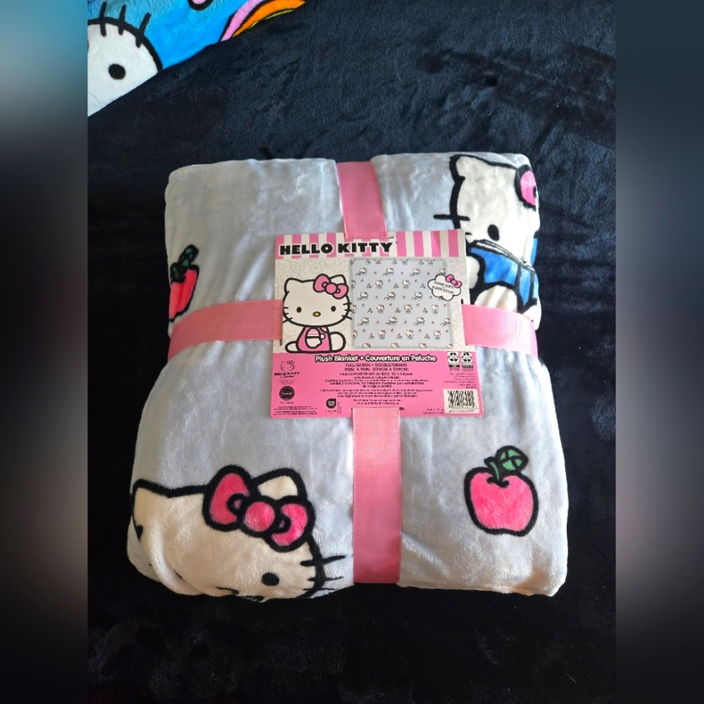 HELLO KITTY ~ PLUSH BLANKET - BRAND NEW WITH TAGS! 💙🩷🤍